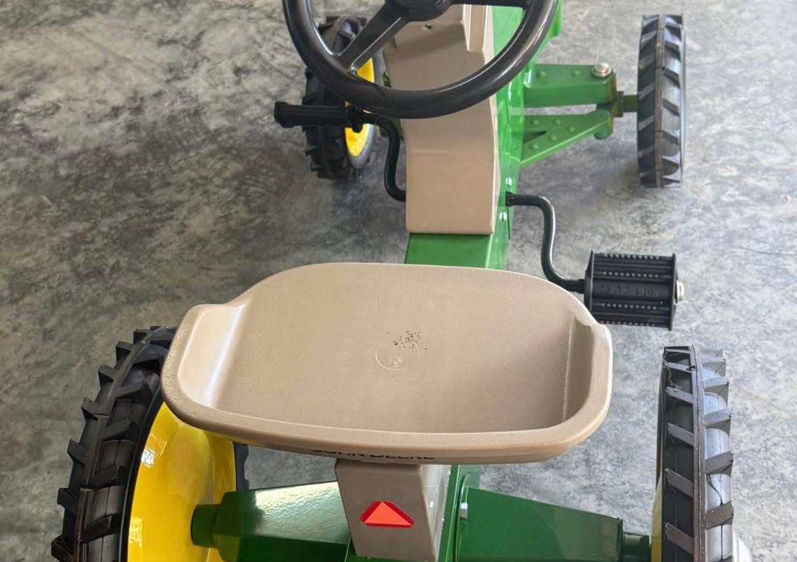 John Deere pedal tractor - Image 3